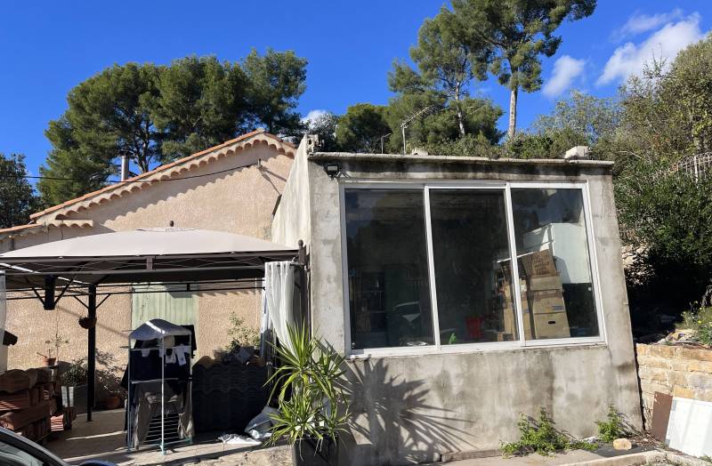 Travaux en cours, d'isolation thermique par l'extérieur (ITE) dans une maison à Ceyreste près de La Ciotat