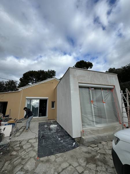 Travaux en cours, d'isolation thermique par l'extérieur (ITE) dans une maison à Ceyreste près de La Ciotat