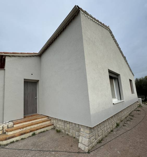 Isolation thermique par l’extérieur pour améliorer la performance énergétique d'une maison à La Fare-les-Oliviers