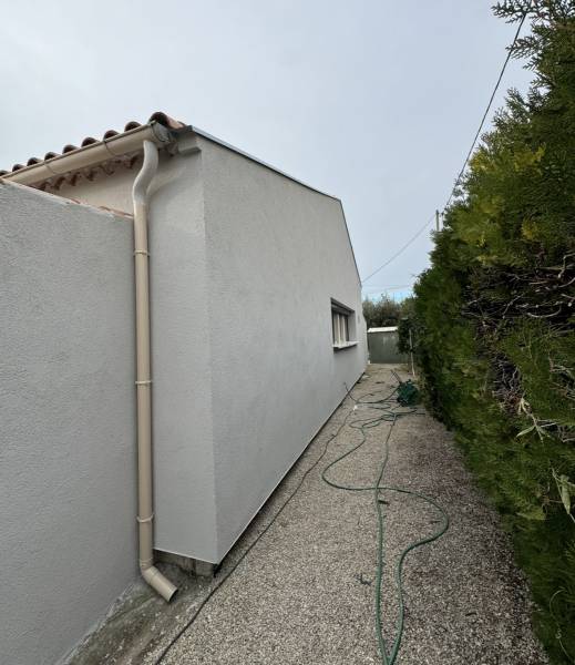 Isolation thermique par l’extérieur pour améliorer la performance énergétique d'une maison à La Fare-les-Oliviers