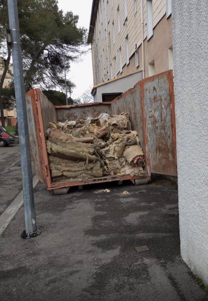 Nettoyage complet de combles infestés par des pigeons à Nîmes avant une isolation en rouleaux